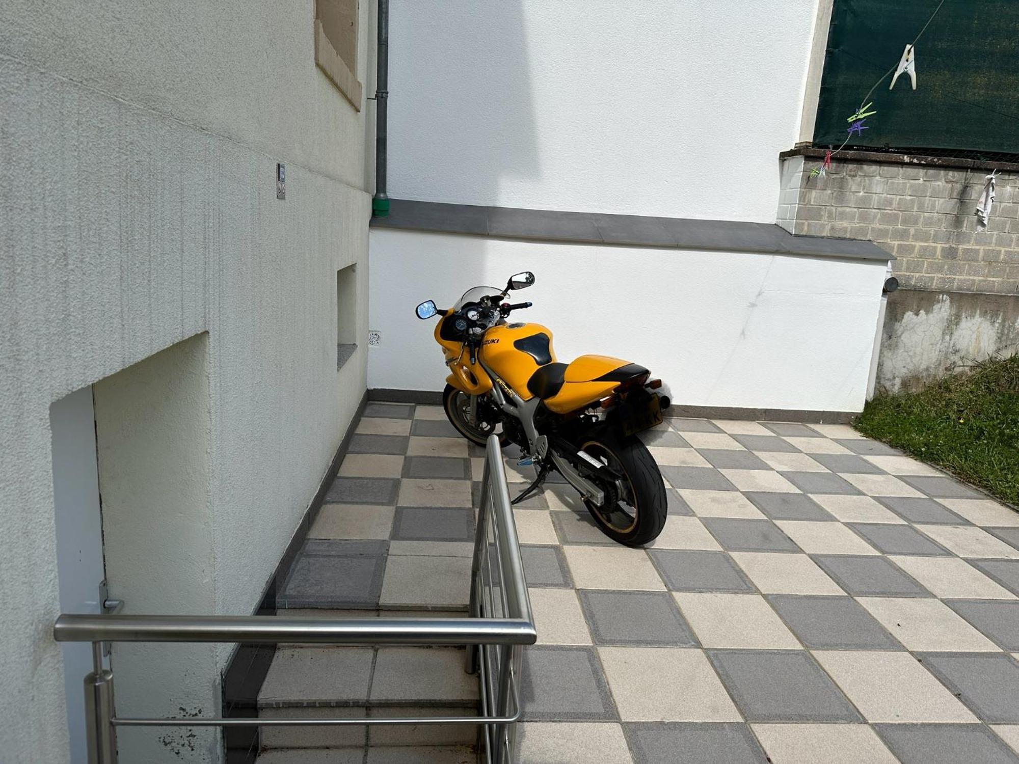 Simple Room In Luxembourg City Exterior foto