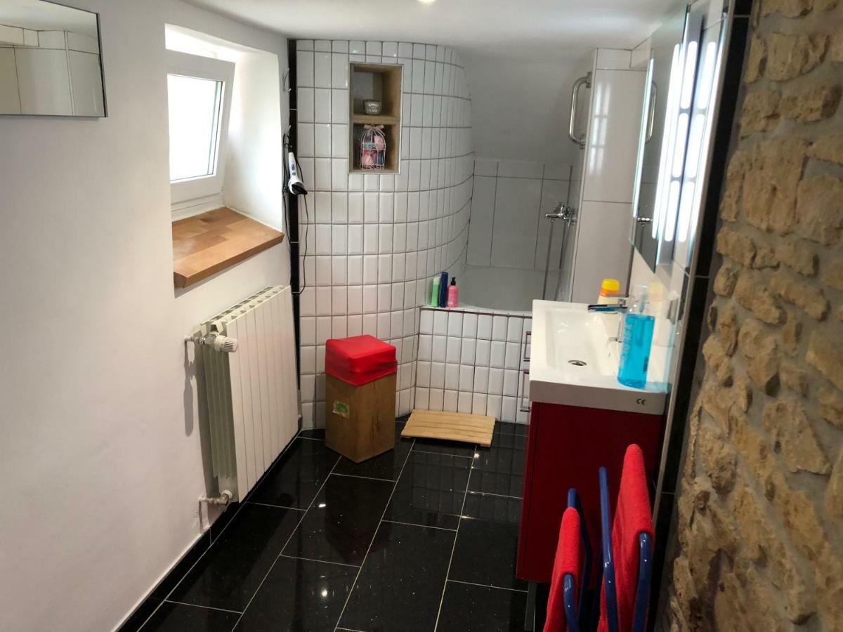 Simple Room In Luxembourg City Exterior foto